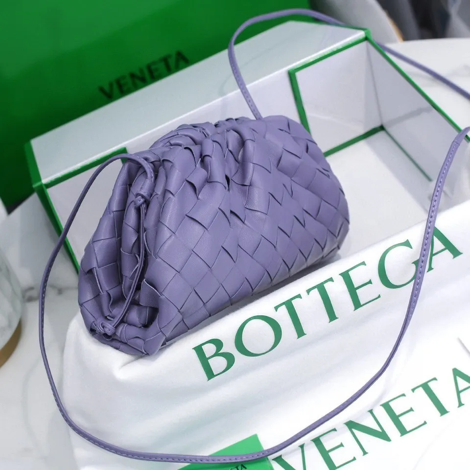 Batch 1260 large grid weaving The pouch cloud bag is the first series designed by former Celine designer Daniel Lee after joining BV. The upper body is extremely ecstatic ~ fashionable and classy ~ elegant and concise, lazy and intellectual size: 23*13*8 [Little Cloud Rough Weave#]